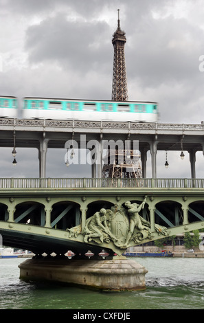 Die Brücke Bir-Hakeim Seineufer in Paris, Frankreich. Stockfoto