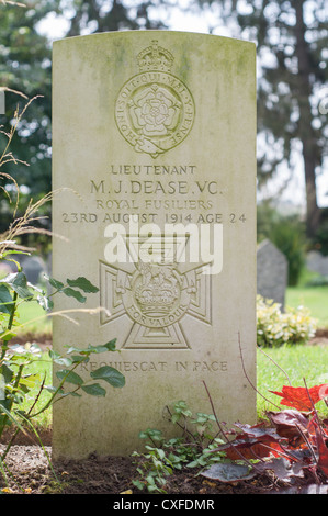 Der Grabstein von Lieutenant M. J. Dease V.C., der erste Empfänger des Victoria Kreuzes während des ersten Weltkrieges. Stockfoto