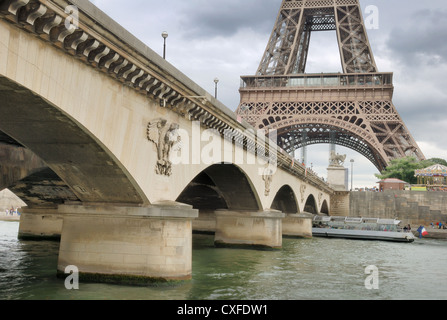 Die Brücke Pont d'Iena in der Nähe von Eiffelturm in Paris, Frankreich. Stockfoto