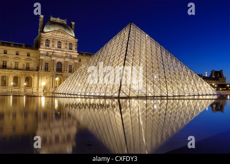 Die Pyramide-Eingang in der Nähe von Louvre Museum in Paris, Frankreich. Stockfoto