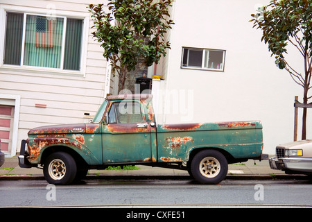 Alten, rostigen Pickup-Truck auf der Straße in San Francisco Stockfoto