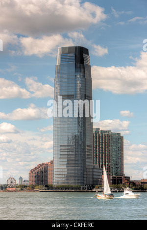 Die Goldman-Sachs-Turm in Jersey City, das höchste Gebäude in New Jersey, mit Blick auf den Hudson River an einem Sommernachmittag. Stockfoto