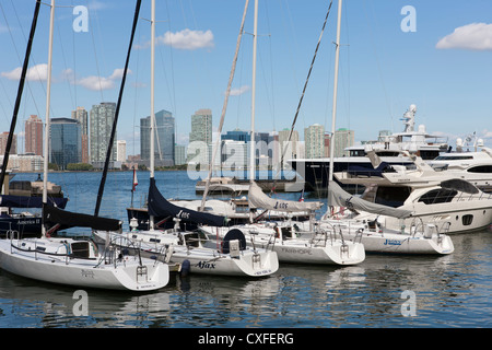 Segelboote, Yachten und Sportbooten, die über den Hudson River in North Cove Marina in New York City mit Jersey City, NJ angedockt. Stockfoto