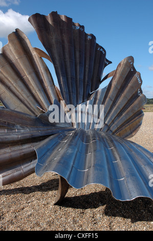 Maggi Hamblings Skulptur "Jakobsmuschel" am Strand von Aldeburgh, Suffolk Stockfoto