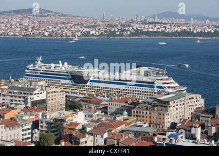 Aussicht von der Spitze des Turmes Galata in Istanbul in der Türkei. Blick auf den Bosporus, das Marmara Meer, Asien & Europa. Stockfoto