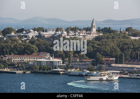 Aussicht von der Spitze des Turmes Galata in Istanbul in der Türkei. Blick auf den Bosporus, das Marmara Meer, Asien & Europa. Stockfoto