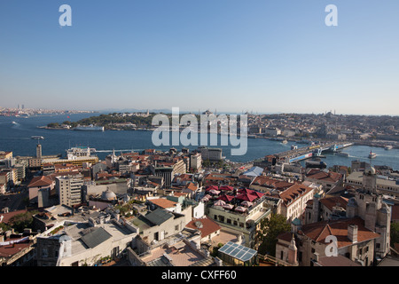 Aussicht von der Spitze des Turmes Galata in Istanbul in der Türkei. Blick auf den Bosporus, das Marmara Meer, Asien & Europa. Stockfoto