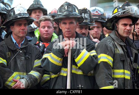 Feuerwehrleute zusehen, wie US-Präsident George W. Bush befasst sich Rettungskräfte an der zerstörten World Trade Centers 14. September 2001 in New York City. Bush Erholung Arbeiter gerichtet und sammelten sich die Nation nach Terroranschlägen. Stockfoto