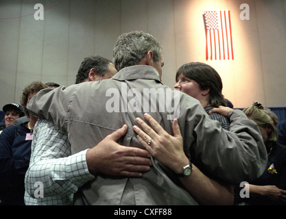 US-Präsident George W. Bush Komfort Familien der Opfer des World Trade Centers angreifen 14. September 2001 in New York City. Stockfoto