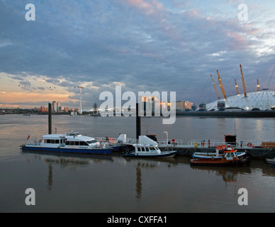 Blick auf den Sonnenuntergang von der 02 Arena zeigt Themse und der Emirates Air Line, Londons erste Seilbahnsystem. Stockfoto