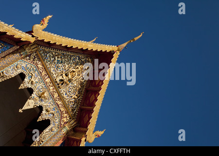 Geschnitzte Holzarbeiten über dem Eingang zum Wihaan (Ordinationshalle), Wat Phra Singh, Chiang Mai, Thailand Stockfoto