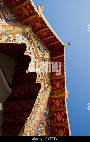 Geschnitzte Holzarbeiten über dem Eingang zum Wihaan (Ordinationshalle), Wat Phra Singh, Chiang Mai, Thailand Stockfoto