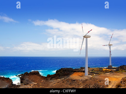 Aerogenerator Windmühlen vor Meer auf den Kanarischen Inseln Stockfoto