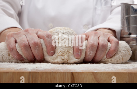 Koch, Teig zu kneten Stockfoto