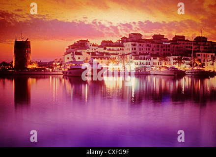 Sonnenuntergang am Yachthafen Puerto Banus Marbella Malaga Costa del Sol Andalusia Spanien Atardecer En el Puerto Deportivo Andalusien españa Stockfoto