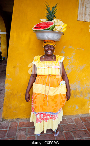 In voller Länge Portrait von traditionellen Obstverkäufer von Palenque (Palenquera), Cartagena de Indias, Kolumbien, Südamerika. Stockfoto