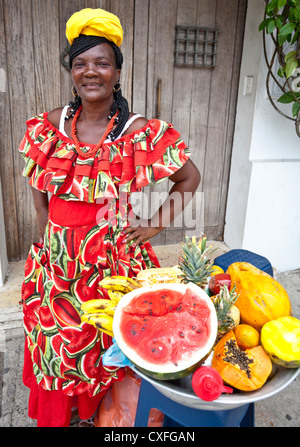 Porträt des traditionellen Obstverkäufer von Palenque (Palenquera), Cartagena de Indias, Kolumbien, Südamerika. Stockfoto