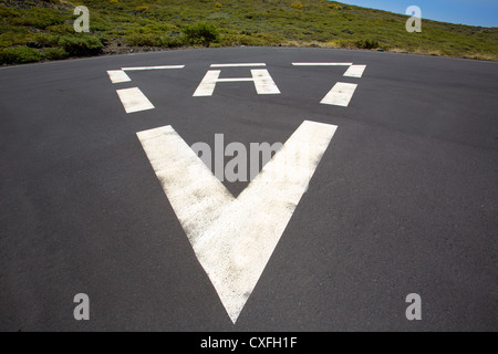 Heliport Dreieck weißen Boden gemalt anmelden Pflaster Stockfoto