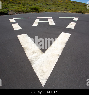 Heliport Dreieck weißen Boden gemalt anmelden Pflaster Stockfoto