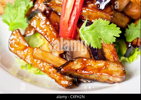 Salat aus gerösteten Auberginen, Pilze, Sojasauce, Austernsauce, Koriander und Knoblauch Stockfoto