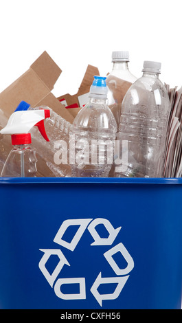 Eine blaue Recycling Container voll von Kunststoff-Flaschen und Kartons Stockfoto