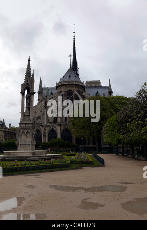 Das äußere des Notre Dame de Paris an einem regnerischen Tag, Paris, Frankreich Stockfoto