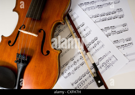 Eine Violine mit einem Bogen zu den Noten Stockfoto