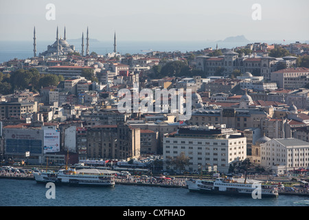 Aussicht von der Spitze des Turmes Galata in Istanbul in der Türkei. Blick auf den Bosporus, das Marmara Meer, Asien & Europa. Stockfoto