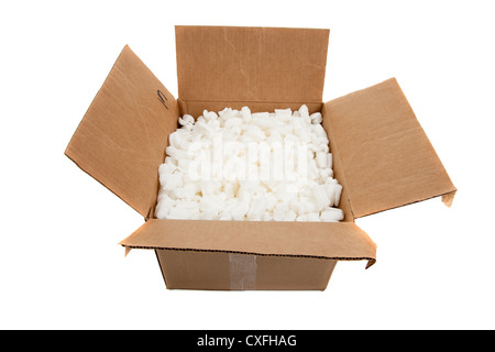 Eine offene braune Verpackung Box gefüllt mit Styropor Stockfoto