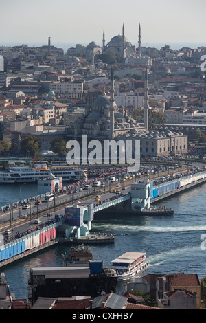 Aussicht von der Spitze des Turmes Galata in Istanbul in der Türkei. Blick auf den Bosporus, das Marmara Meer, Asien & Europa. Stockfoto