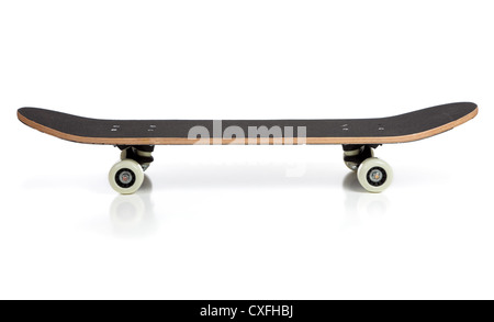 Eine schwarze Skateboard auf weißem Hintergrund Stockfoto