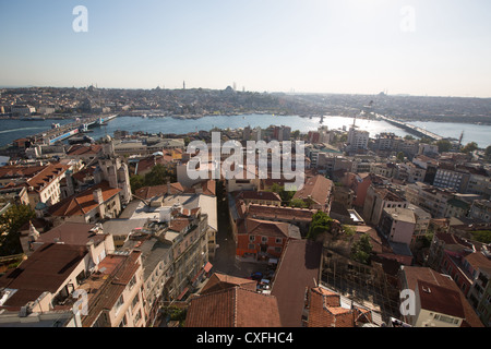 Aussicht von der Spitze des Turmes Galata in Istanbul in der Türkei. Blick auf den Bosporus, das Marmara Meer, Asien & Europa. Stockfoto