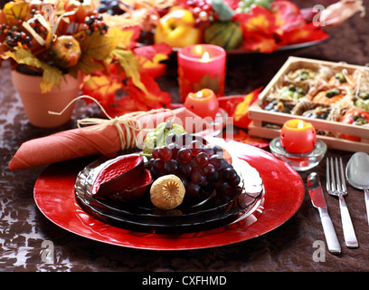 Bunte Tisch zum Erntedankfest geschmückt Stockfoto