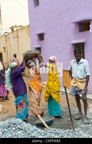 Indische Männer und Frauen, die Arbeiten auf den Straßen in Puttaparthi, Andhra Pradesh, Indien. Stockfoto
