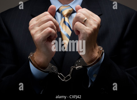 Mann im Anzug mit Händen in der hand Manschetten bedeutet eine Wirtschaftsstrafrecht Stockfoto