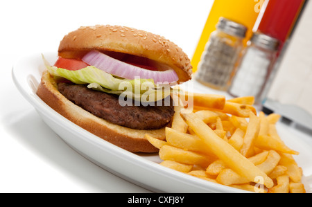 Hamburger und Pommes-frites Essen mit Salz und Pfefferstreuer, Ketchup und Senf und Serviette Halter Stockfoto