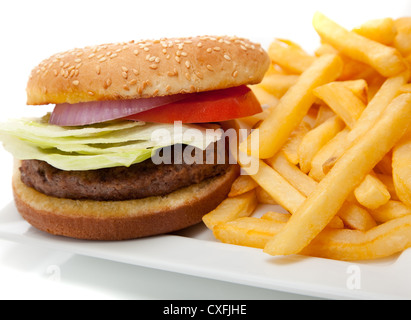 Hamburger und Pommes-frites Essen auf einem weißen Hintergrund Stockfoto