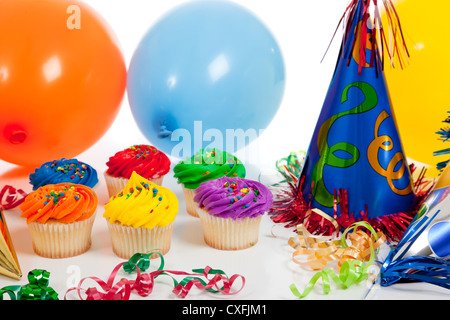 Hell eingerichtete Cupcakes mit verschiedenen Geburtstag Dekorationen auf weißem Hintergrund Stockfoto