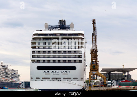 MSC Magnifica Kreuzfahrtschiff angedockt in den Hafen von Venedig, Venedig, Italien Stockfoto