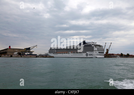 Kreuzfahrtschiff MSC Magnifica angedockt an den Hafen von Venedig, Venedig, Italien Stockfoto