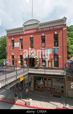 Eureka Springs, Arkansas Becken Frühling Badehaus erbaut 1889 jetzt enthält Geschäfte. Stockfoto