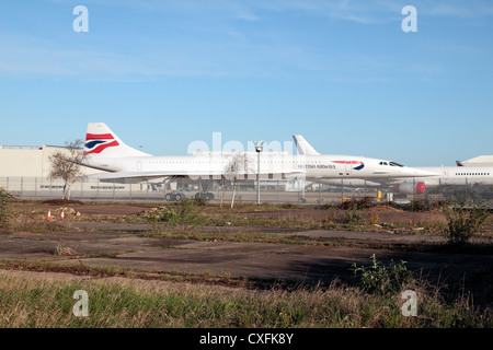 Ein pensionierter Concorde Überschall-Jet sitzt auf dem Rand des Flughafens Heathrow, London, UK. April 2012 Stockfoto