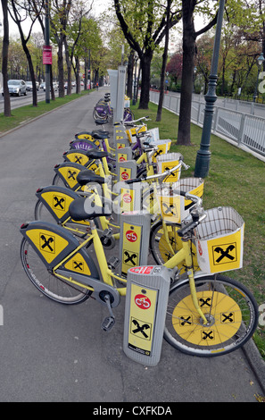 Eine Linie der Wiener Citybike Leihräder & Andockpositionen an einer Fahrradstation in Wien, Österreich. Stockfoto