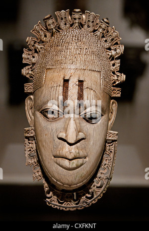 Königinmutter Anhänger Maske einen 16. Jahrhundert Nigeria Court of Benin Culture Edo Völker Elfenbein 23,8 x 12,7 cm Afrika Stockfoto