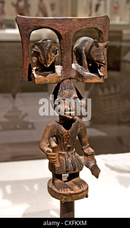 Sango Mitarbeiter: männliche Figur (Ose Sango) Duga von Meko 1880 - 1940 Nigeria Ketu Yoruba Völker Holz 39 cm Afrika Stockfoto