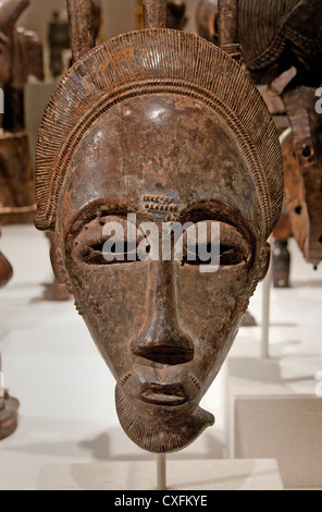 Eine traditionelle geschnitzte Mblo-Holzmaske aus dem 19. Bis 20. Jahrhundert mit einer glänzenden dunklen Patina, die von den Baule in Côte d'Ivoire (Elfenbeinküste) im Westen geschaffen wurde Stockfoto