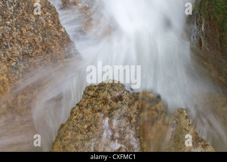 frisch. Streamen Sie sauberen, klaren und Spritzwasser nach unten über Steinen Stockfoto