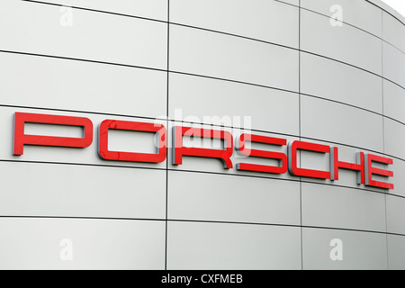 Schild am Porsche Centre Glasgow, Rocep Drive, Braehead, Renfrew Scotland, UK Stockfoto