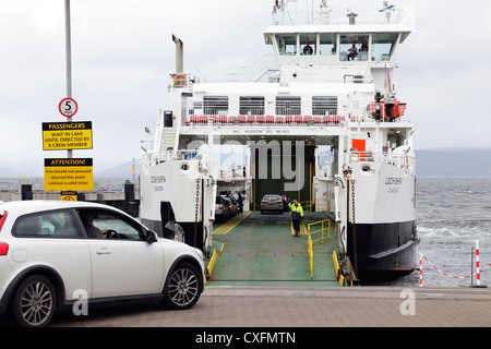 Ein Auto, das auf einem Slipway wartet, um zur Fähre Largs to Great Cumbrae auf dem Firth of Clyde in Largs, North Ayrshire, Schottland, Großbritannien, zu fahren Stockfoto