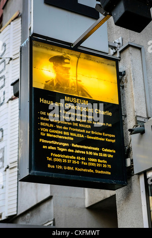 Zeichen außerhalb des Checkpoint Charlie Museums in Berlin Deutschland Stockfoto